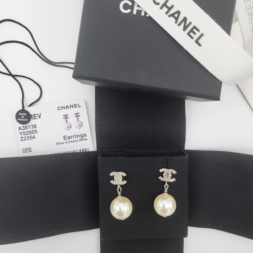 Brand new authentic Chanel crystal cc with pearl earrings - Picture 14 of 17